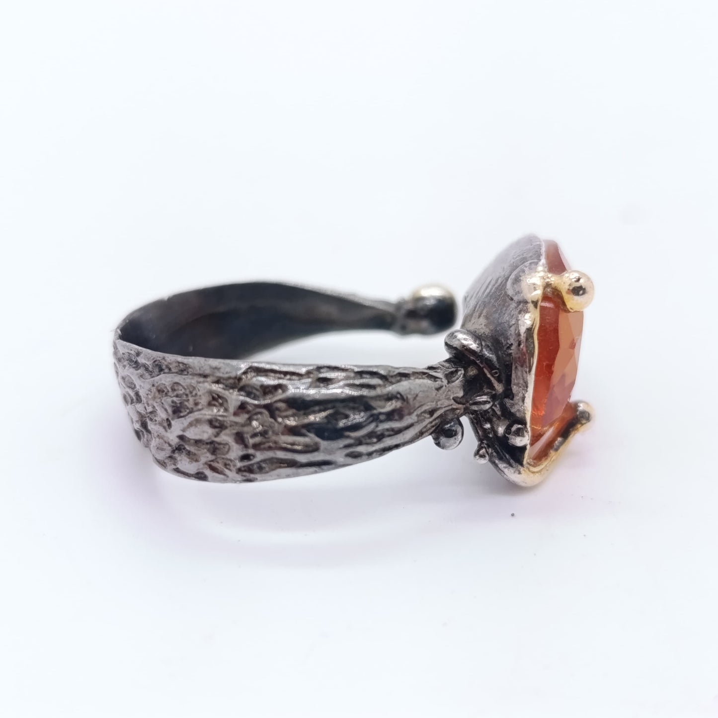Anillo de Plata con Sultanita Cautivadora Abierto
