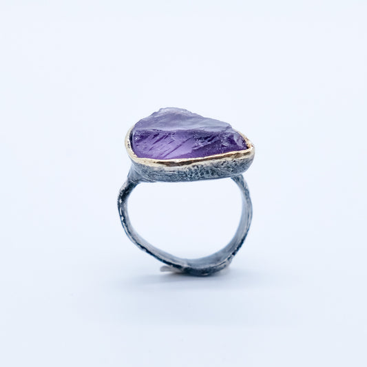 Anillo Amatista Genseki Plata 925 Fairmined Bañada en Oro 18k y Rodio Negro