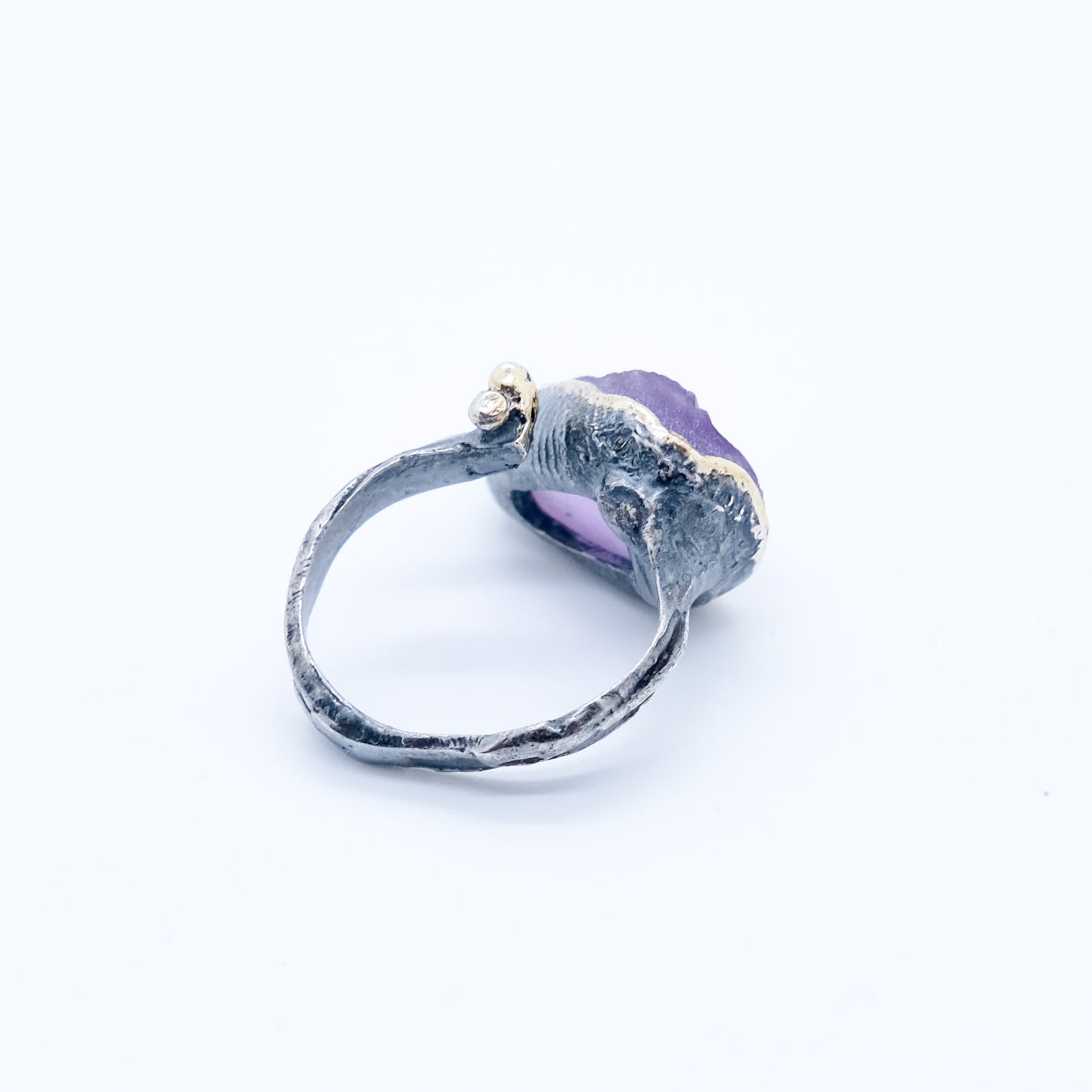 Anillo Amatista Genseki Plata 925 Fairmined Bañada en Oro 18k y Rodio Negro