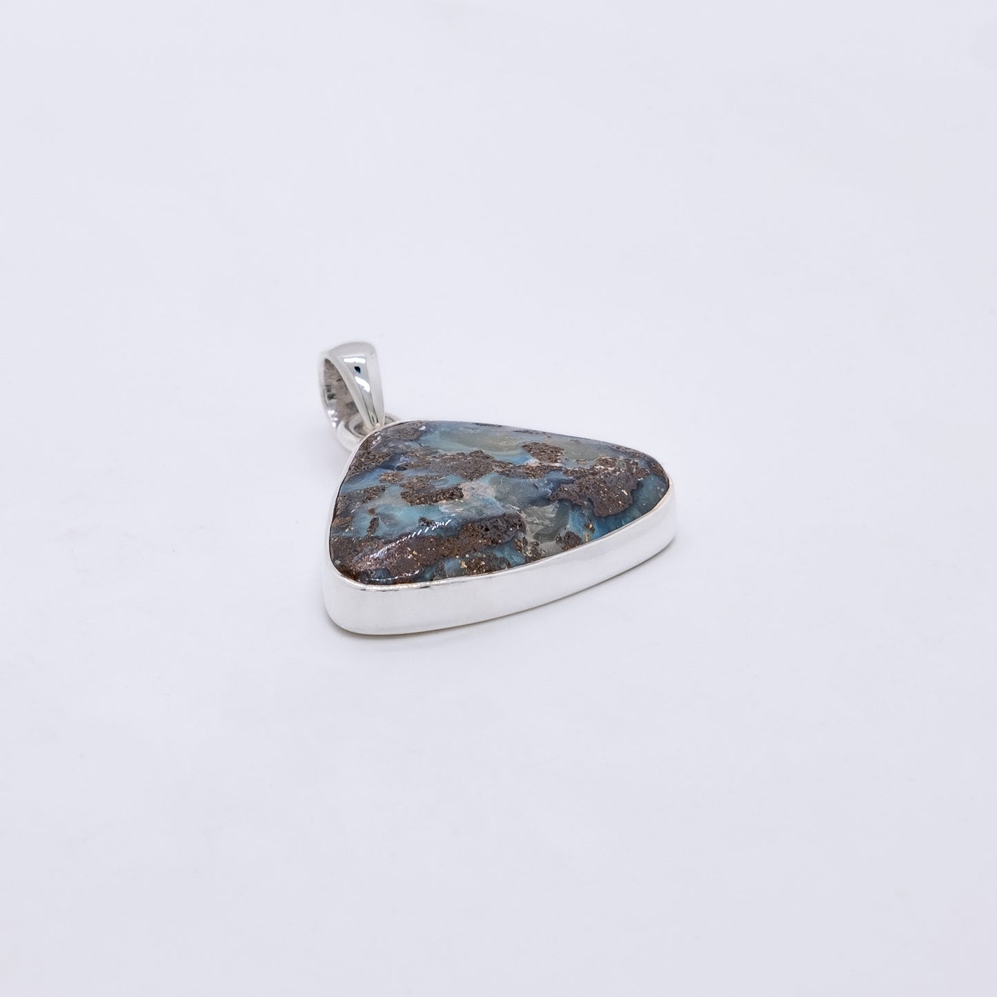 Colgante Toru Hecho a Mano Plata 925 y Ópalo Boulder Australiano