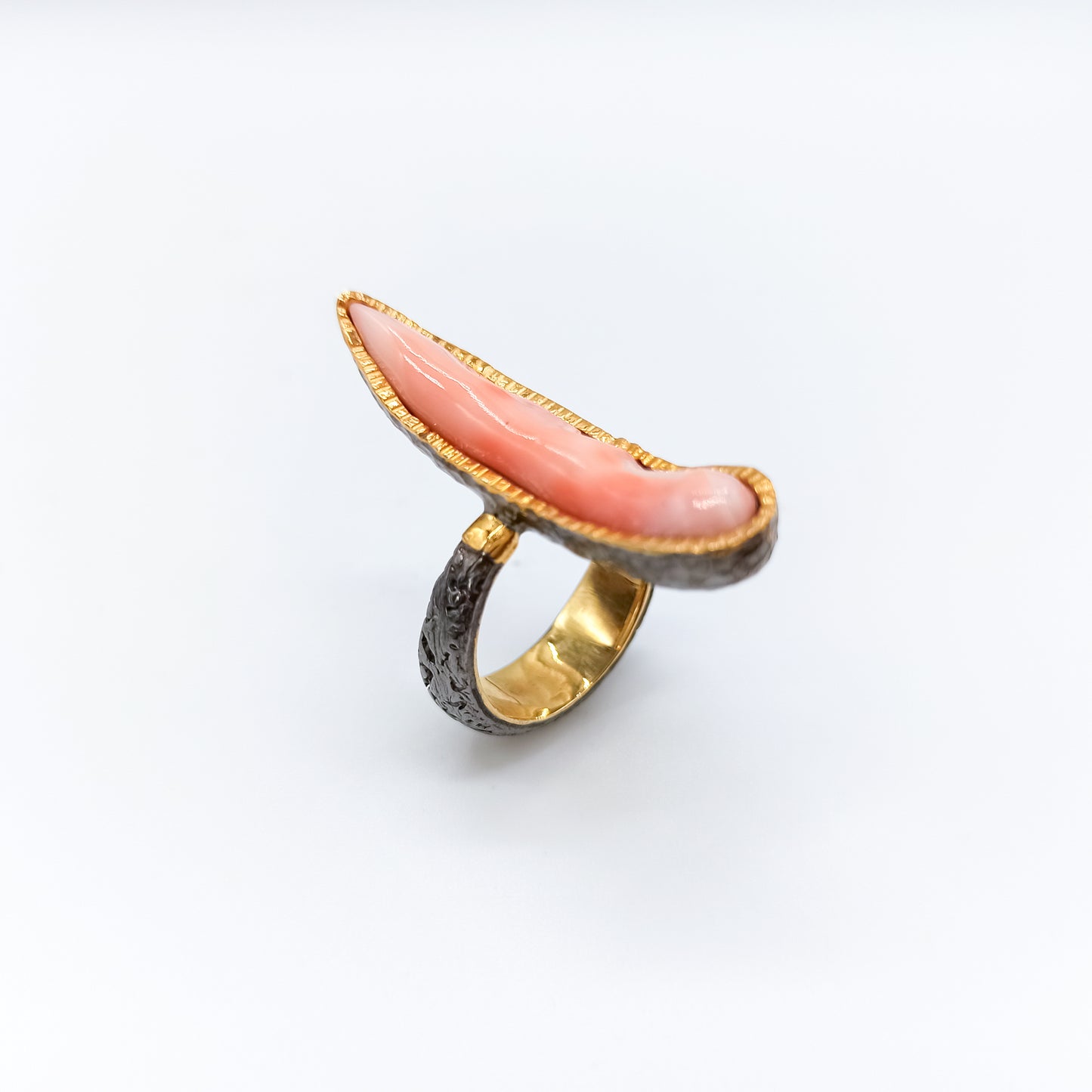 Anillo Coral Rosa Piel de Ángel y Plata Chapada en Oro