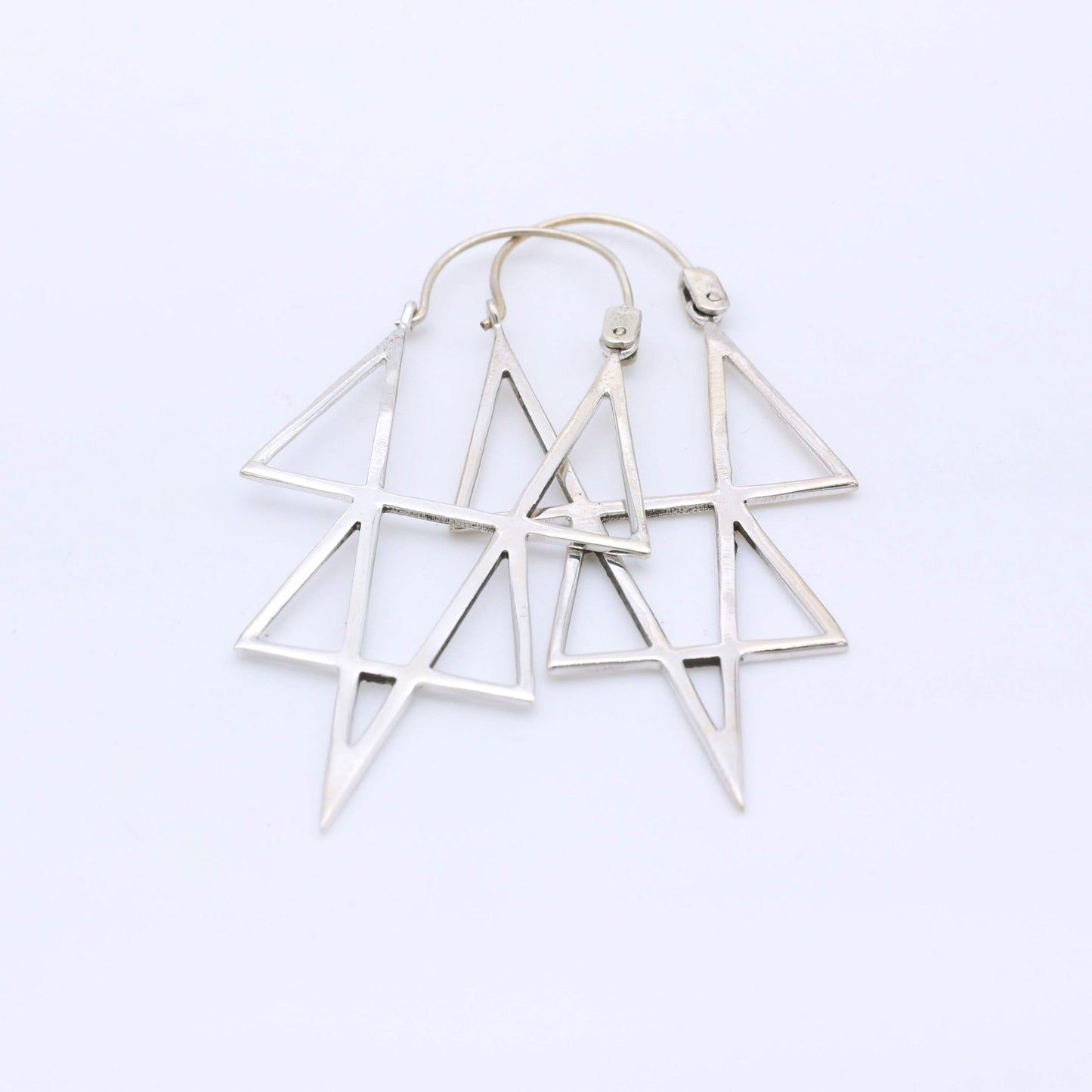 IC: PENDIENTE PLATA PIRAMIDE TRIANGULO