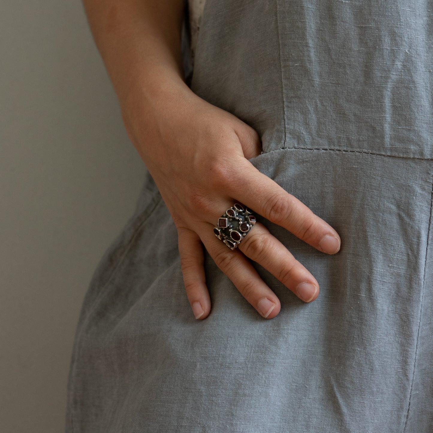 Anillo Granate Corona