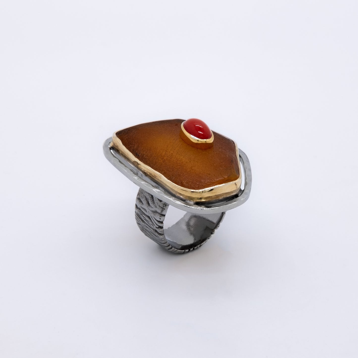 Anillo Amipere Hecho a Mano Ámbar y Coral Rojo Plata 925 Baño Oro 18k y Rodio Negro