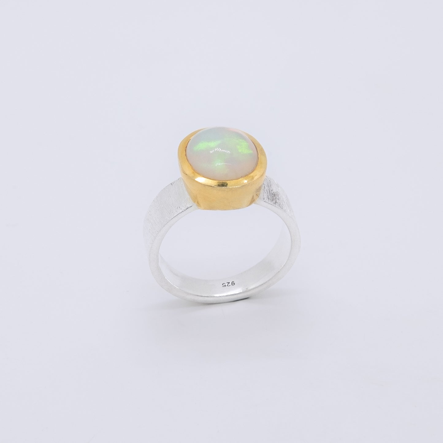 Anillo Kowhai Hecho a Mano Plata 925 Baño de Oro 18k y Ópalo Walo Natural