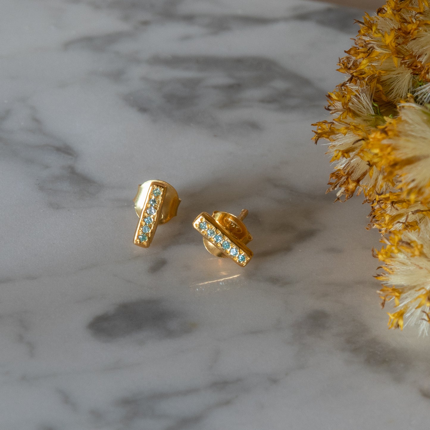 Pendiente Togbalo Topacio Azul y Zircón Plata Bañada en Oro 18k