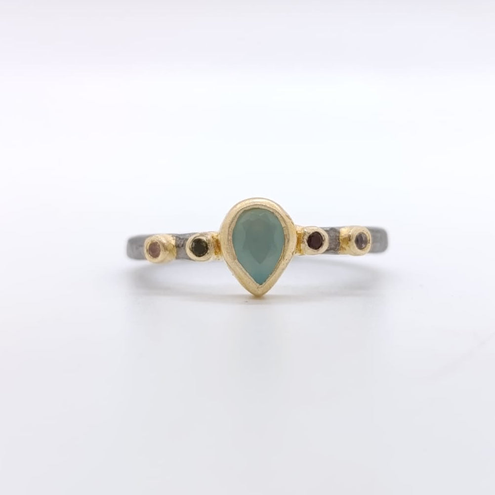 Anillo Calcedonia Azul y Turmalinas en Plata Chapado Oro 18k