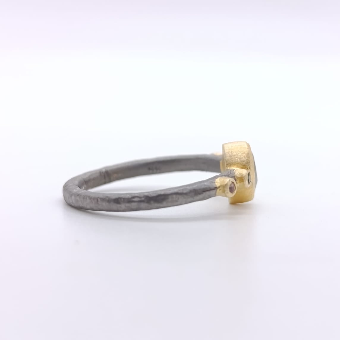 Anillo Calcedonia Azul y Turmalinas en Plata Chapado Oro 18k