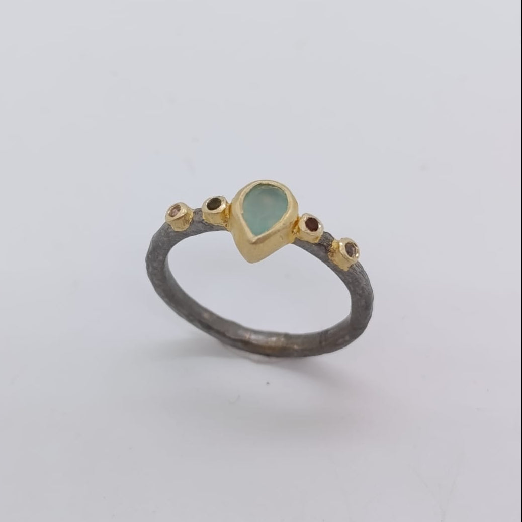 Anillo Calcedonia Azul y Turmalinas en Plata Chapado Oro 18k