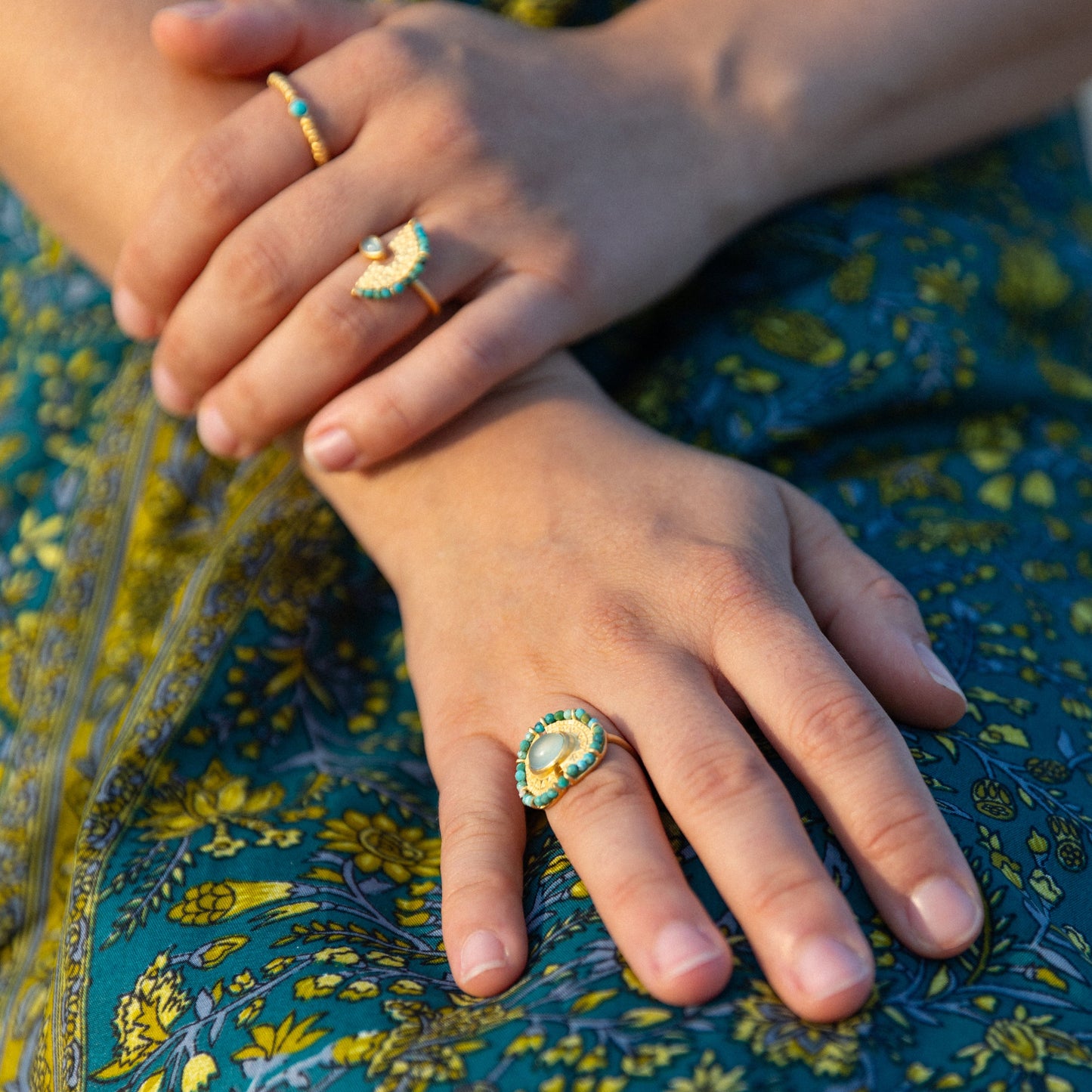 Anillo Sol Calcedonia con Turquesas Plata Chapada en Oro 18k