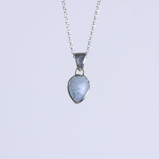 colgante aguamarina natural silueta flores artesania plata luz